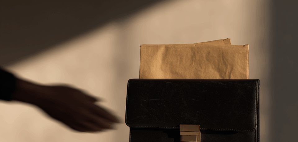 u4925785586_Minimalist_symbolic_image_of_economic_criminal_la_400a8628-3fe5-4d06-8eb8-d8ee08086dfd_3