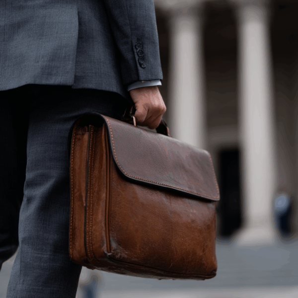 u4925785586_a_lawyer_holding_a_briefcase_--profile_baum7mm_--_feb0f06b-c92d-4697-b30d-735745843ab8_0