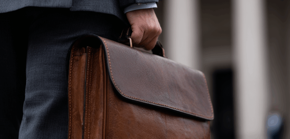 u4925785586_a_lawyer_holding_a_briefcase_--profile_baum7mm_--_feb0f06b-c92d-4697-b30d-735745843ab8_0
